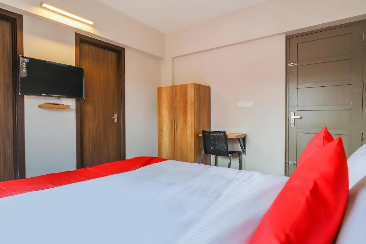 Oyo 69052 Crystal Residency Hotel Kakkanad