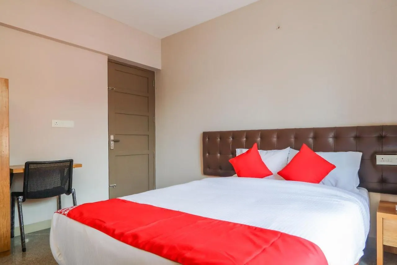 Oyo 69052 Crystal Residency Otel Kakkanad Hindistan