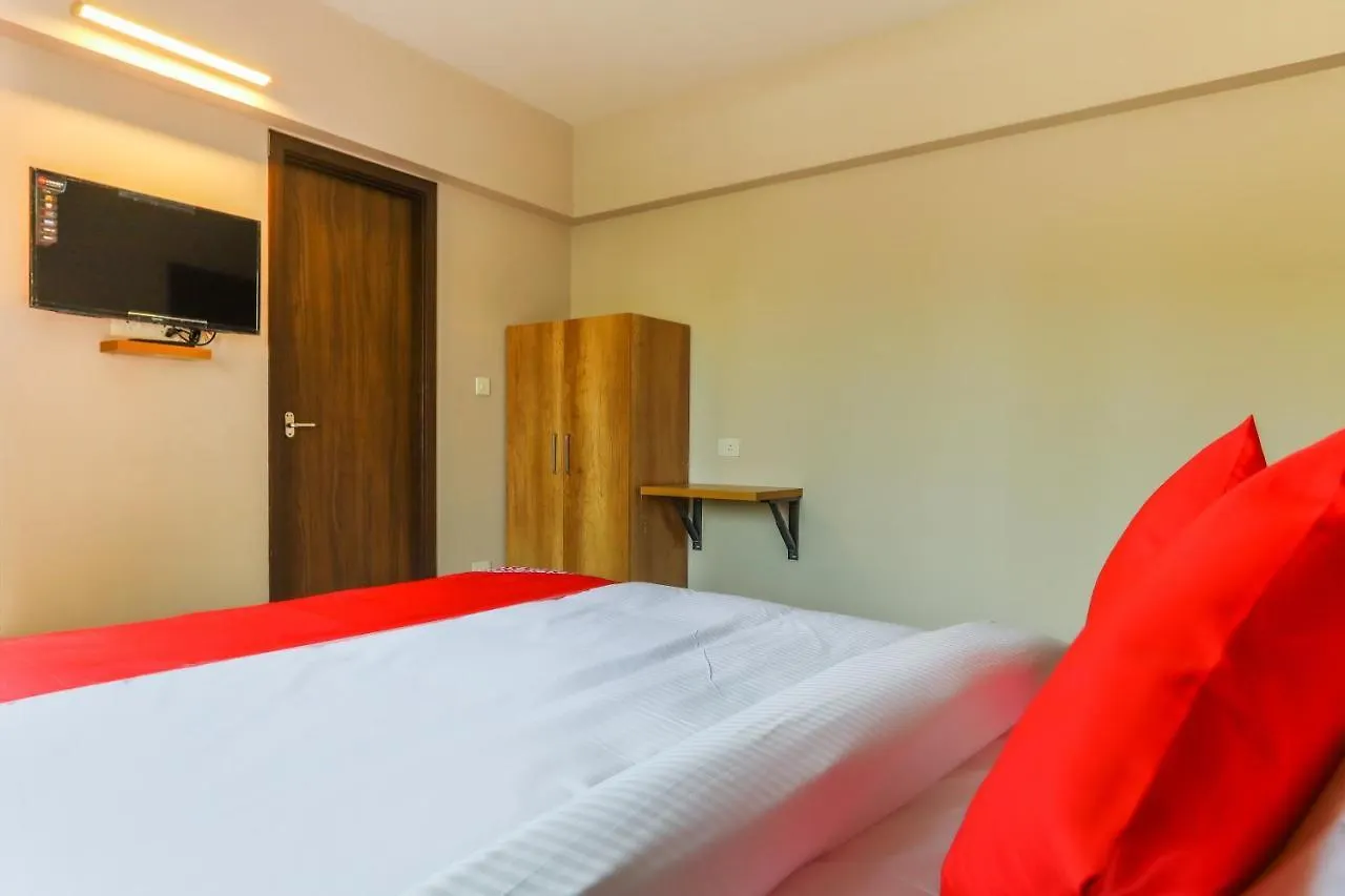 ***  Oyo 69052 Crystal Residency Otel Kakkanad Hindistan